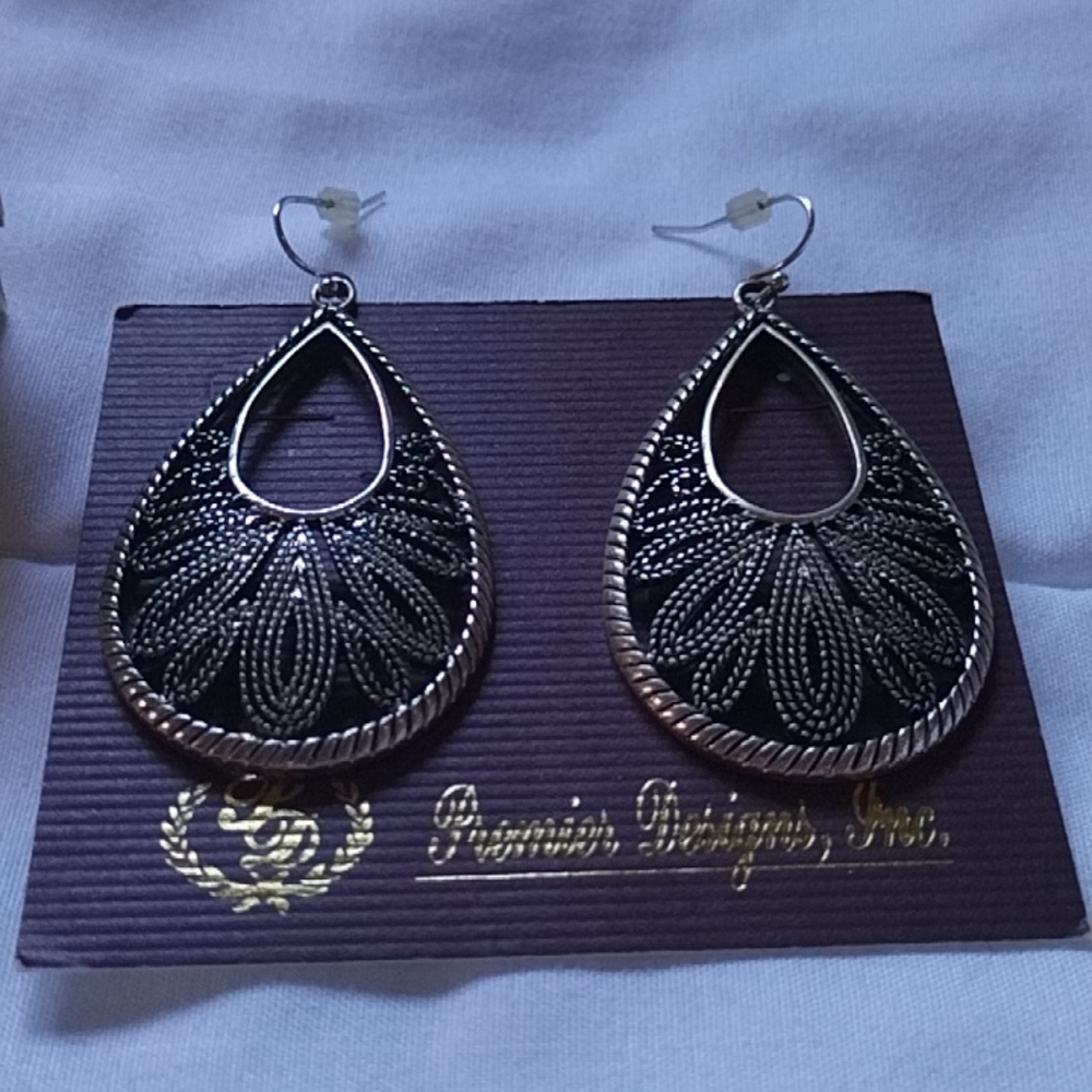 Premier designs drop earrings